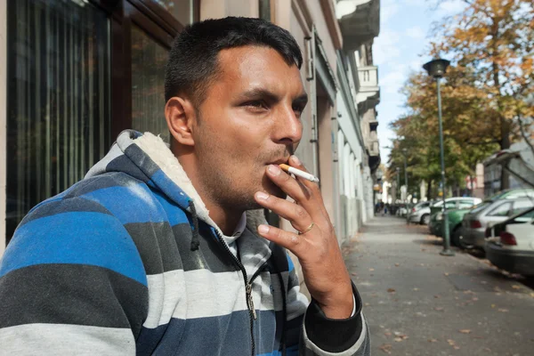 Hombre fumando cigarrillo en la calle — Foto de Stock