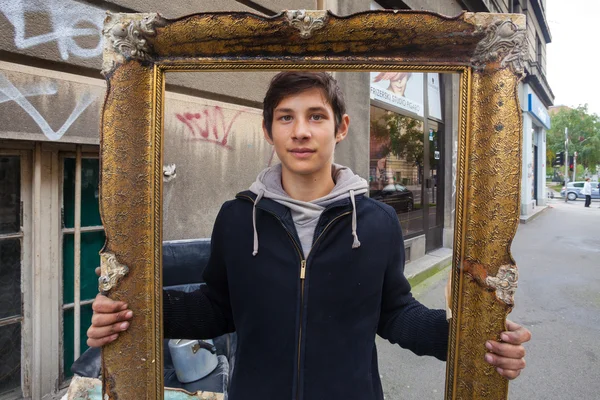 Menino segurando quadro de imagem — Fotografia de Stock