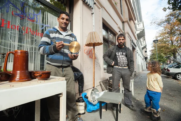 Famille ramassant des déchets dans la rue — Photo