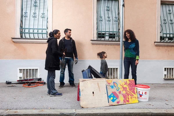 Family collecting waste at street — Stock Photo, Image