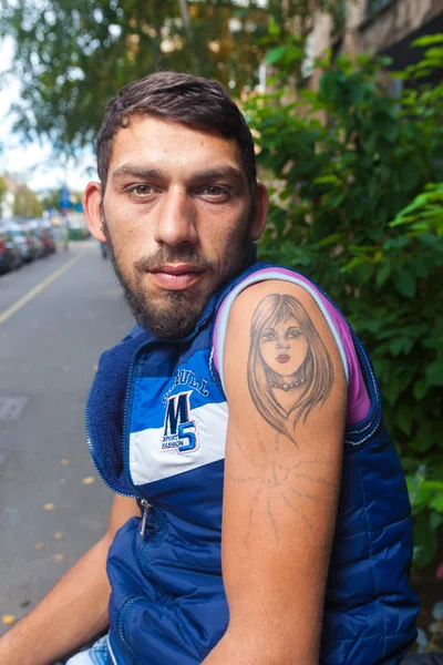 Man showing tattoo — Stock Photo, Image