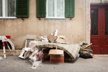 Çöp evin önünde