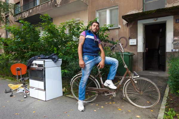 Homme assis sur un vélo — Photo