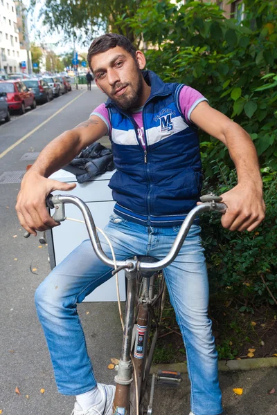 Homme assis sur un vélo — Photo