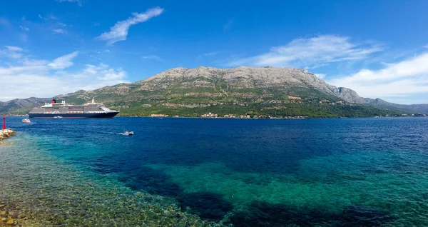 Cruiser anchored in bay next to Korcula island — Stock Photo, Image