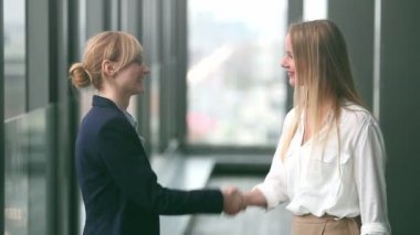 el sıkışan iş kadınları