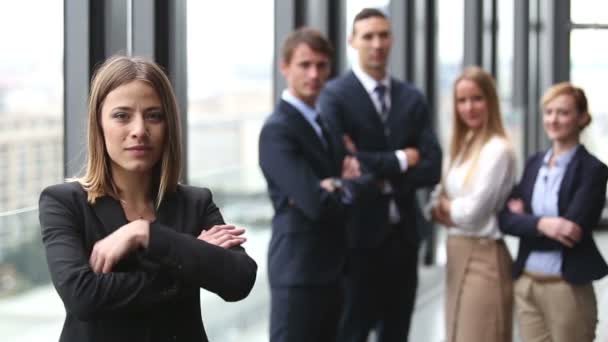 Retrato de una hermosa mujer de negocios sonriendo — Vídeo de stock