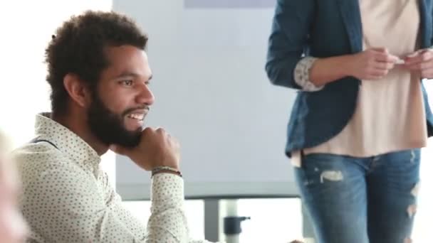 Man clapping with colleagues — Stock Video