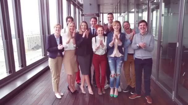 équipe de publicité riant et applaudissant 