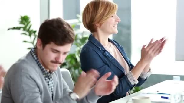 Colegas aplaudiendo después de la presentación — Vídeos de Stock