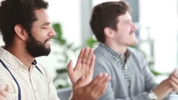 Colegas aplaudiendo durante la presentación — Vídeo de stock