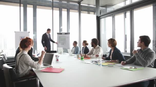 Director giving presentation to colleagues — Stock Video