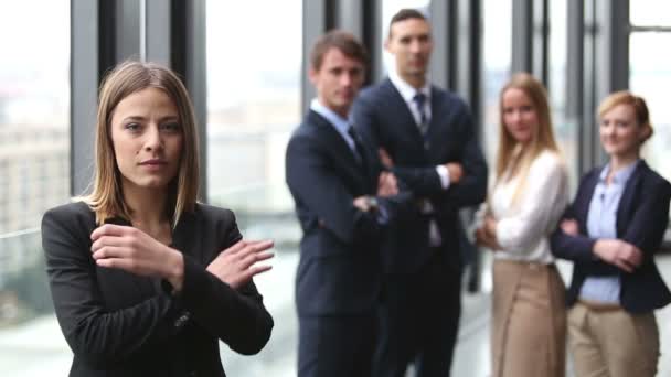 Retrato de una hermosa mujer de negocios sonriendo — Vídeo de stock