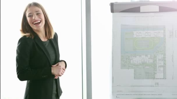 Деловая женщина улыбается во время презентации — стоковое видео