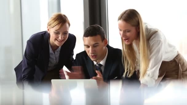 Les gens d'affaires qui regardent ordinateur portable  
