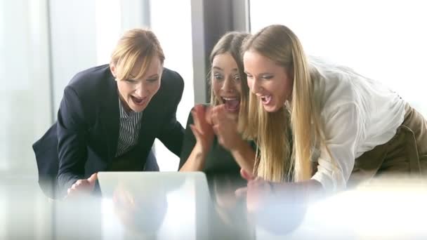 Mulheres de negócios high-fiving no escritório — Vídeo de Stock