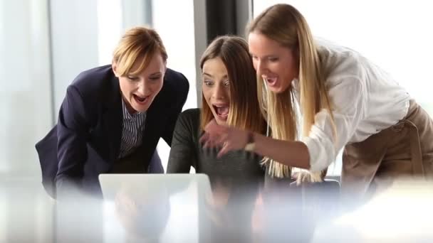 Zakelijke vrouwen high-fiving in kantoor — Stockvideo