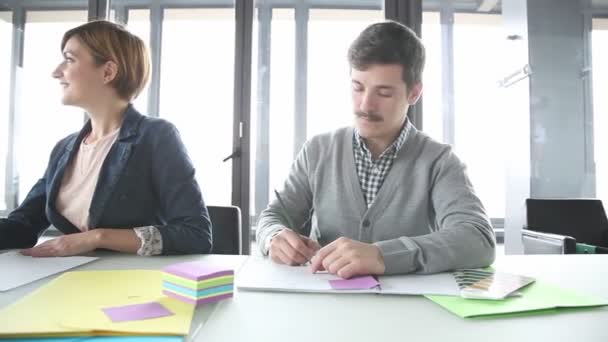 Team creativo durante una riunione — Video Stock