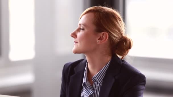 Mujer de negocios escuchando durante la presentación corporativa — Vídeos de Stock