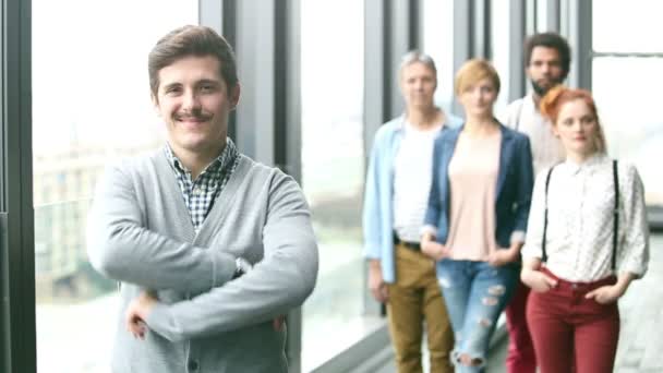 Retrato del ejecutivo publicitario sonriendo — Vídeos de Stock