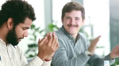 sunu sırasında applauding arkadaşları