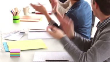 Onların patron applauding arkadaşları