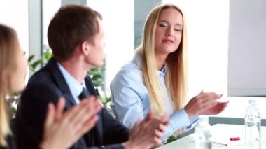 iş adamları kendi meslektaşı alkışlar