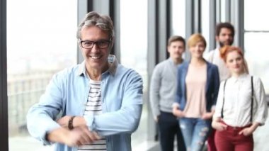 Yaratıcı yönetmen gülümseyen portresi