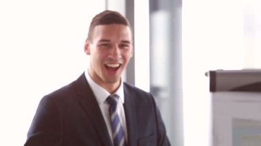 meslektaşları ile sunum sonrası konuşan işadamı