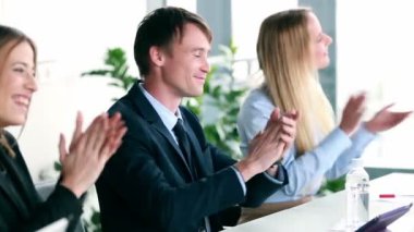 iş adamları kendi meslektaşı alkışlar