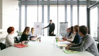 Flipchart işaret eden yönetmen
