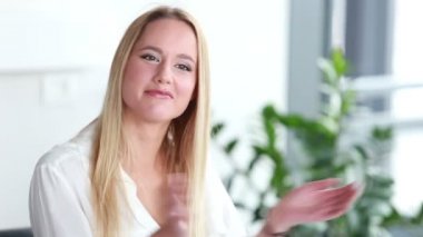  sunu sırasında alkışlar kadın