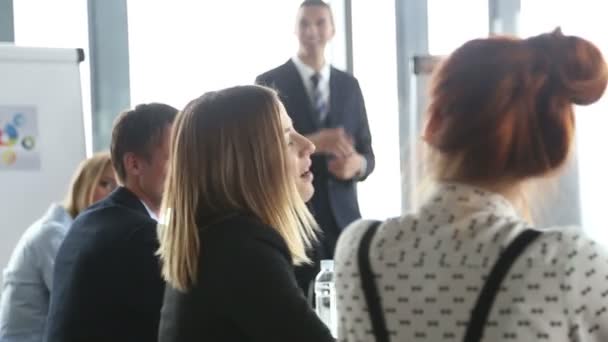 Pessoas de negócios discutindo em uma reunião — Vídeo de Stock