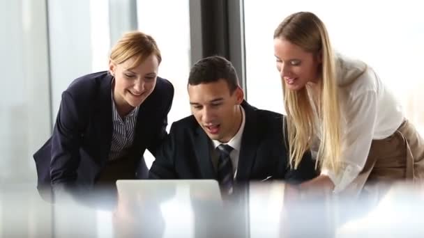 Pessoas de negócios olhando para laptop — Vídeo de Stock