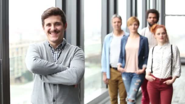 Retrato del ejecutivo publicitario sonriendo — Vídeo de stock