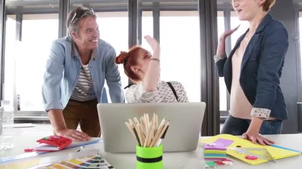 Uitvoerend high-fiving aan directeur en collega — Stockvideo