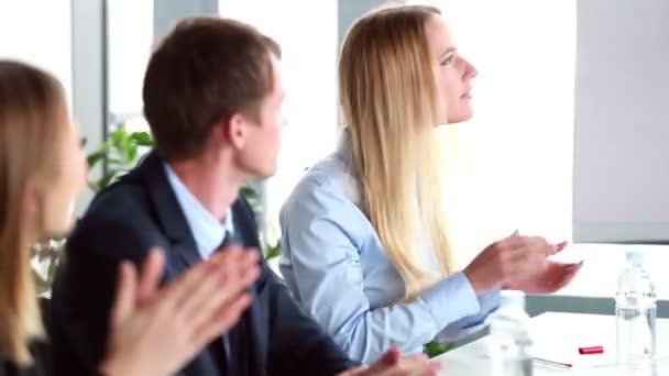 Affärsmän som klappar sin kollega — Stockvideo