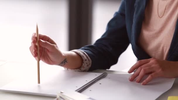 Mulher mãos segurando lápis — Vídeo de Stock