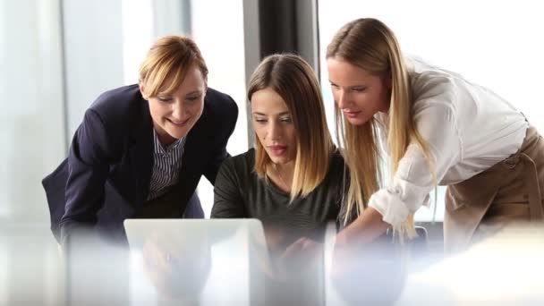 Mujeres de negocios discutiendo planes en la oficina — Vídeos de Stock