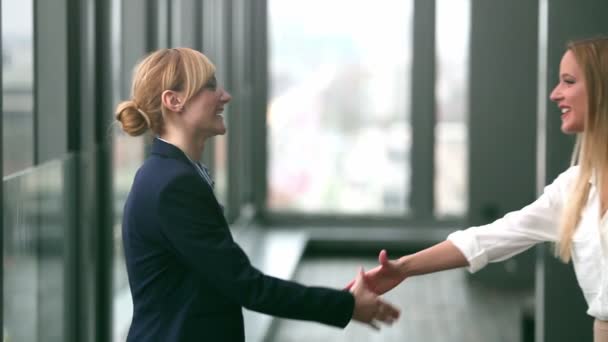 Mulheres de negócios apertando as mãos — Vídeo de Stock