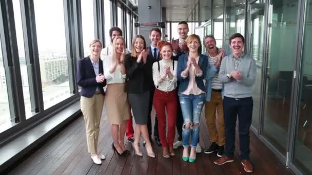 équipe de publicité riant et applaudissant 