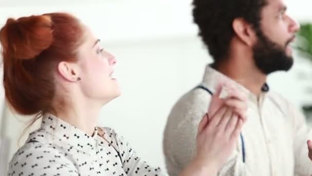 Woman applauding during presentation — Stock Video