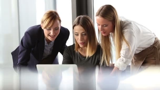 Zakelijke vrouwen bespreken plannen in kantoor — Stockvideo