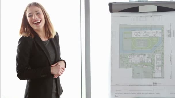 Geschäftsfrau lächelt bei Präsentation — Stockvideo