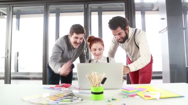 Mulher discutindo ideias com colegas — Vídeo de Stock