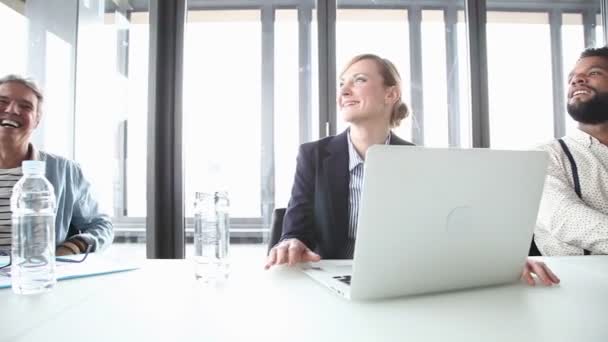 Oameni de afaceri în timpul unei întâlniri — Videoclip de stoc