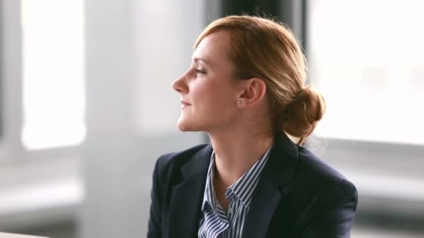 Mujer de negocios escuchando durante la presentación corporativa — Vídeo de stock