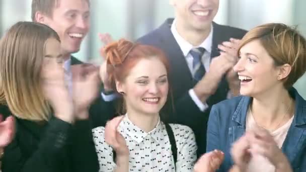 Gente de negocios feliz aplaudiendo — Vídeos de Stock