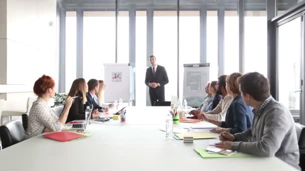 Directeur van een vergadering met collega 's — Stockvideo