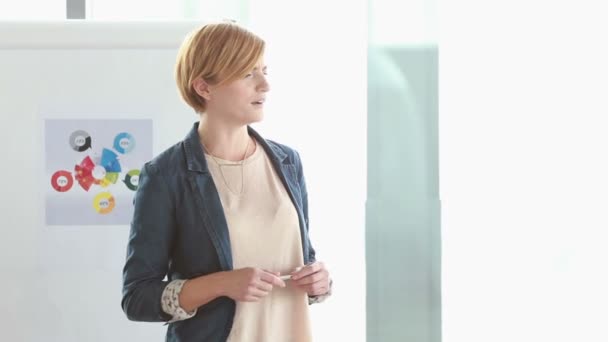 Mujer de negocios dando presentación — Vídeos de Stock